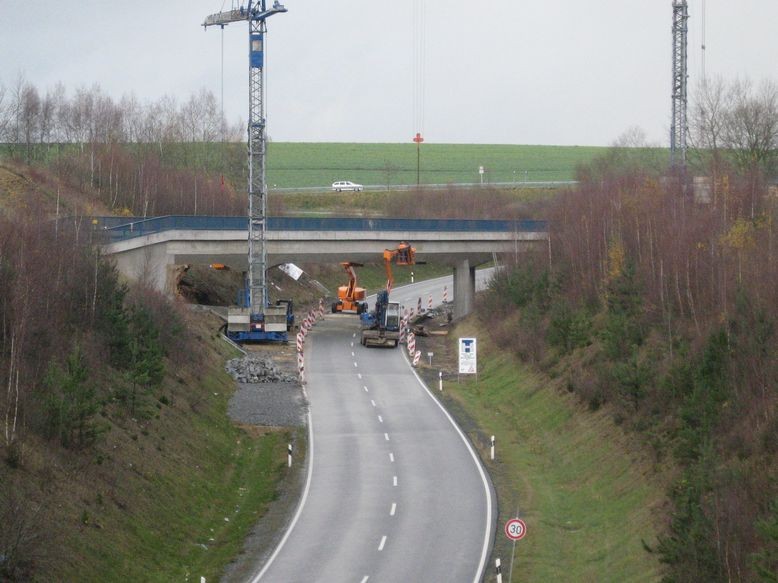 Das Montagegerüst an der neuen Bahnbrücke über die Umgehungsstraße wird entfernt