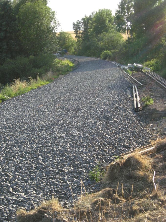 Gleisbett geschottert Richtung Bahnbrücke