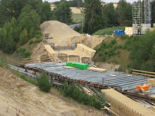 Holzgerüst für die Vorbrücke auf der Ostseite