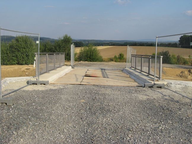 Provisorischer Holzbelag auf der Brücke - von der Witterung gekennzeichnet