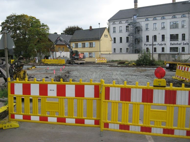 Straßenbelag vor dem Bahnübergang wurde entfernt