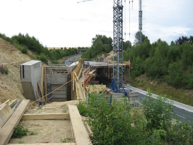 Vorarbeiten für den Bau der Bahnbrücke