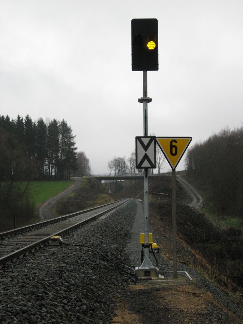 Ks-Vorsignal: Schuten (Abschirmblende) waagrecht - gelb = Halt erwarten -  60 kmh Geschwindigkeitsvoranzeige