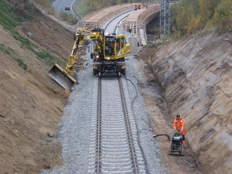 Fundament für Versorgungskanal rechts wird vorbereitet