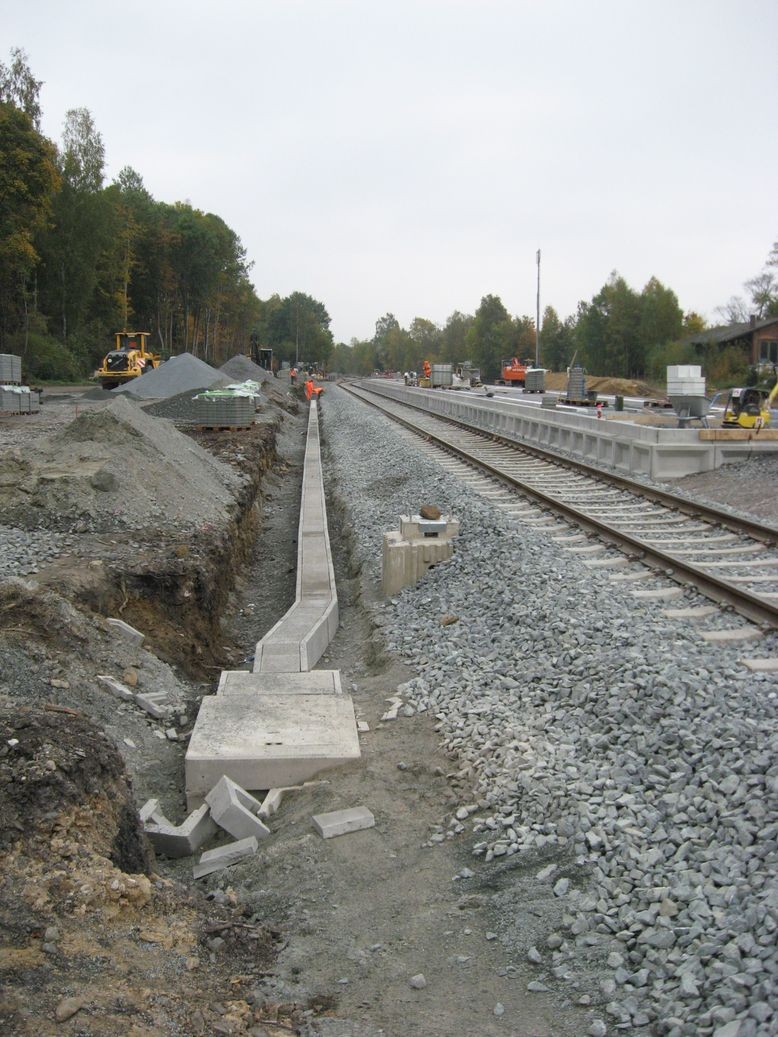 Mittelbahnsteig Selb-Plößberg - neue Schienen bereits verlegt, noch nicht verschweißt (Nov)