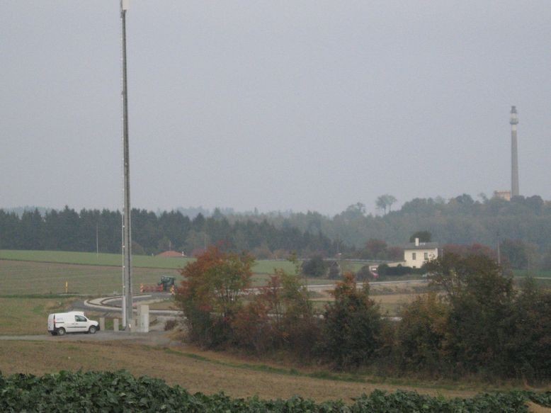 Der neue Funkmast an der Strecke nach Asch bei Wildenau nahe Bahnwärterhäuschen