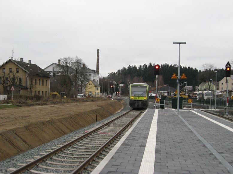 Agilis verlässt Selb-Plößberg Richtung Hof - nach Passieren des Signals geht dieses wieder auf Rot