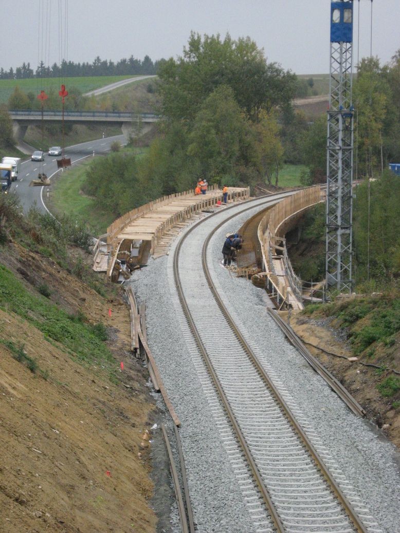 Neue Bahnbrücke: Seitenwände werden vermutlich am Freitag zementiert