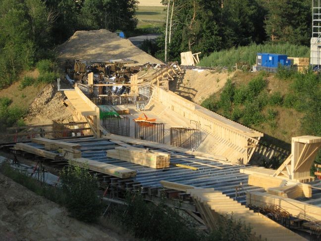 Die neue Bahnbrücke über die Umgehungsstraße entsteht