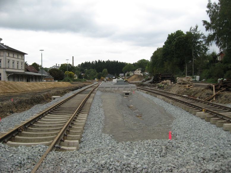 Ein Blick zurück, links das alte Bahnhofsgebäude