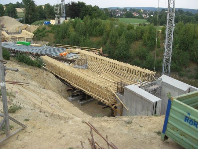 Holzgerüst für die Vorbrücke auf der Westseite