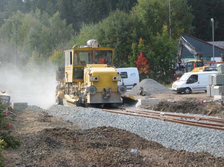 Klein, aber fein - Maschine (Schotterpflug) zum Anhäufeln des Schotterbettes