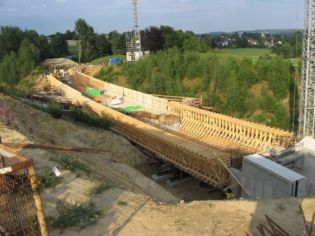 Holzverschalung für die neue Bahnbrücke über die Umgehungsstraße