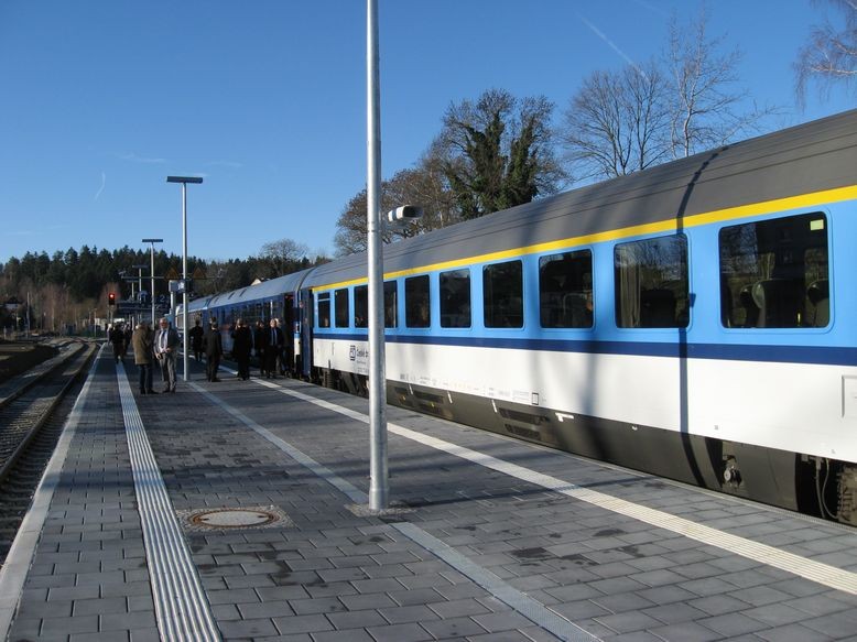 Halt auf Gleis 2, warten auf den Gegenzug aus Hof zur Weiterfahrt nach Selb (Agilis)