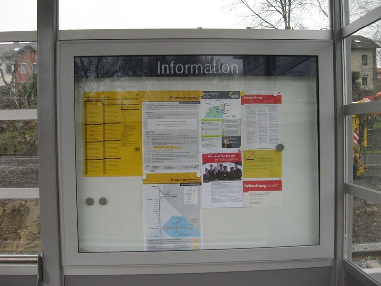 Die Informationstafel auf dem Bahnsteig innerhalb des Häuschen