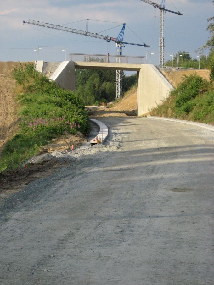 Brücke am Bockelbergweg - Links Abwasserkanal - Rechts Versorgung