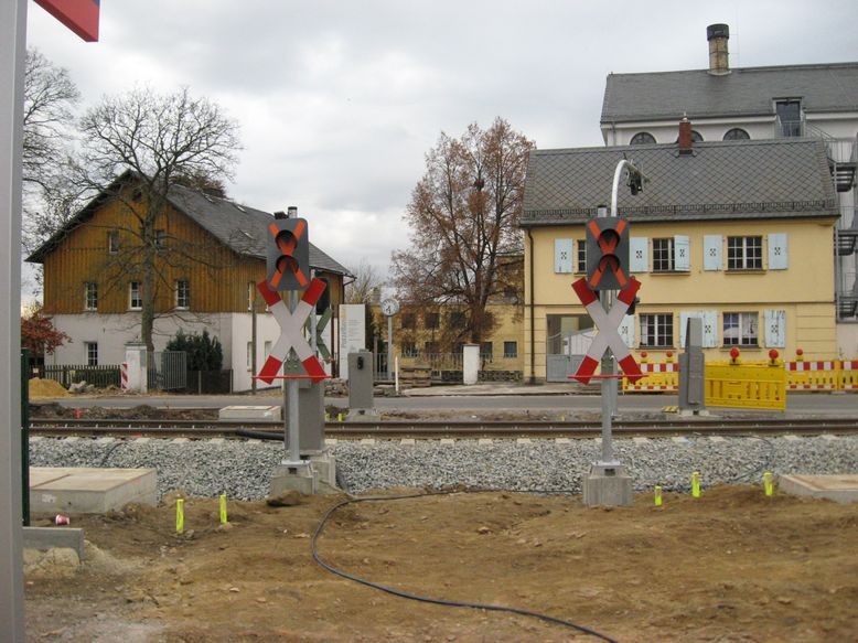 Fußgängerüberweg - abgesichert mit Schranke, 2 Warnkreuzen und 2 Ampeln auf jeder Seite