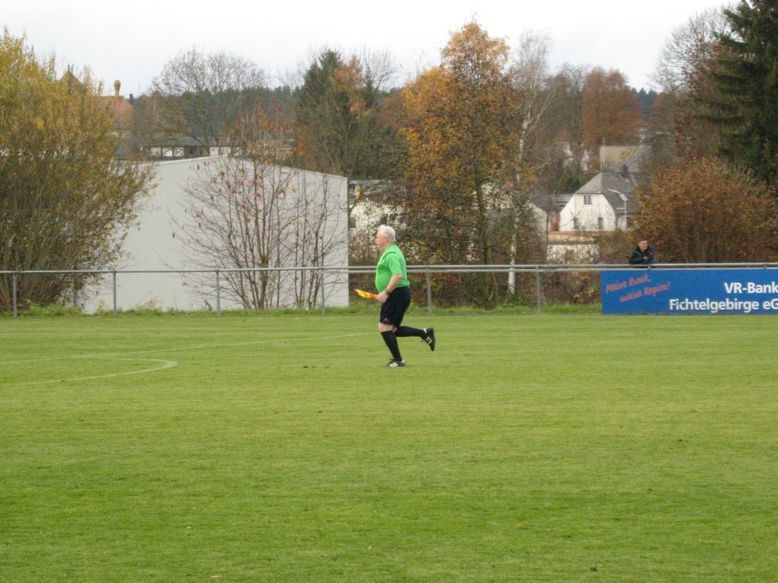 Ein Assistent auf dem Weg zur Kontrolle eines Tores