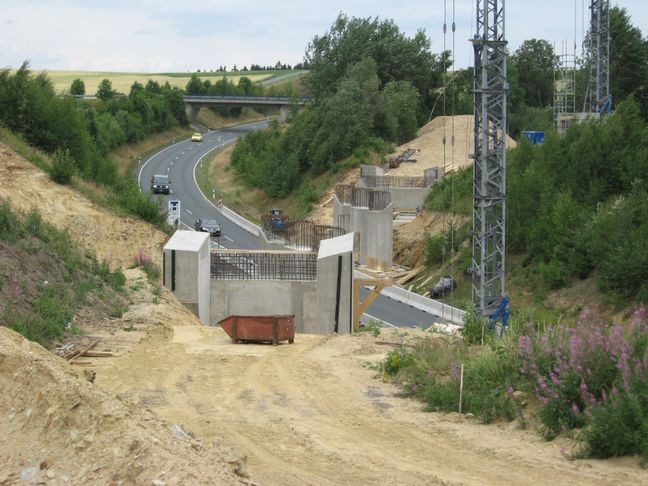 Brückenpfeiler für Eisenbahnbrücke über Umgehungsstraße