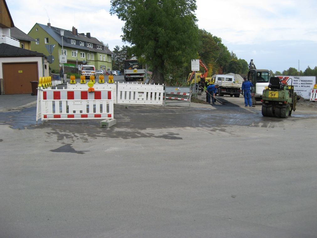 Die Arbeiten der ESM im Bereich Alte Schulstr. - Hauptstr. sind beendet - neuer Asphalt