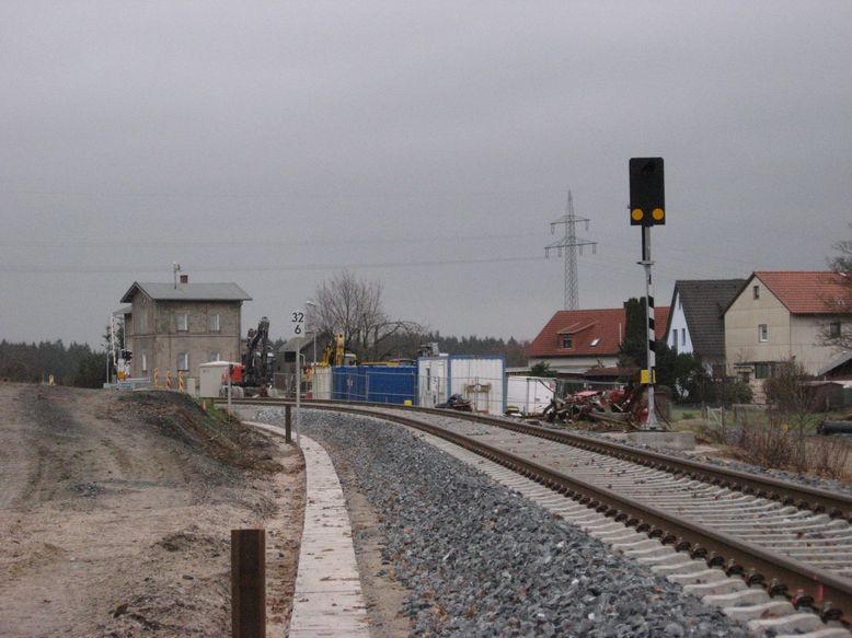 kurz vor Bahnübergang Erkersreuth/Hauptstraße mit Überwachungssignal