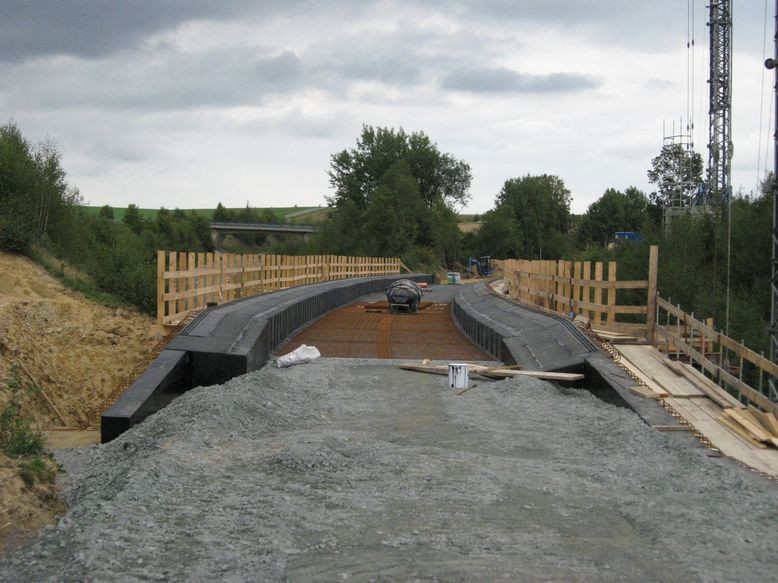 Bahnbrücke - Schotter und Schwellen fehlen noch