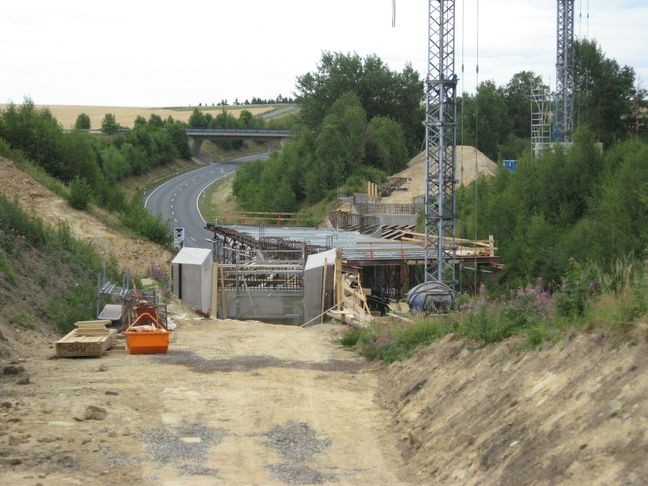 Leergerüst über die gesperrte Umgehungsstraße