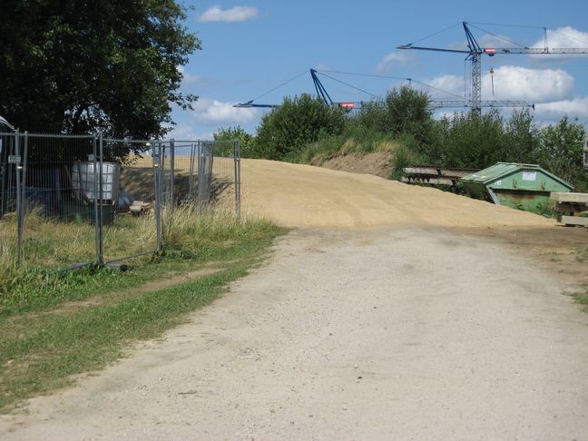 Weg zur Brücke teilweise aufgeschüttet (aus Richtung Selb)