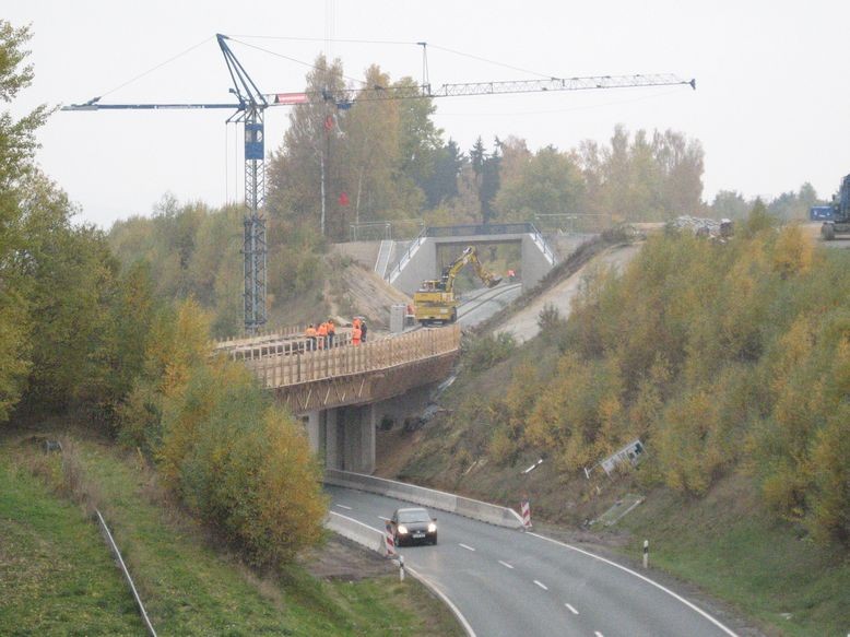 Neue Bahnbrücke - Arbeiten an der Verschalung gehen weiter