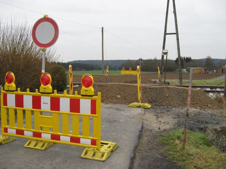 Bahnübergang am alten Bahnwärterhäuschen in Wildenau aufgelassen