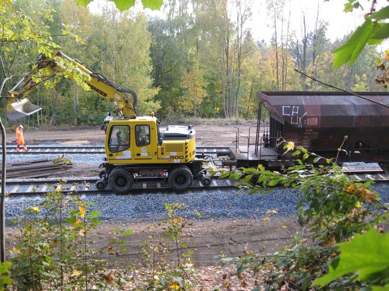 Schotterwaggon mit Allzweck-Fahrzeug