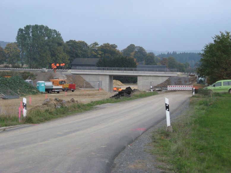 Neue Bahnbrücke- Zufahrt nach Wildenau - Straße fehlt noch