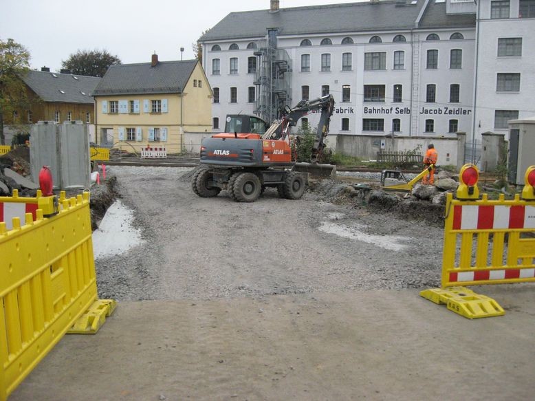 Hauptstraße vor dem Übergang - Erdaushub - Sperrung bis 23.10.2015?