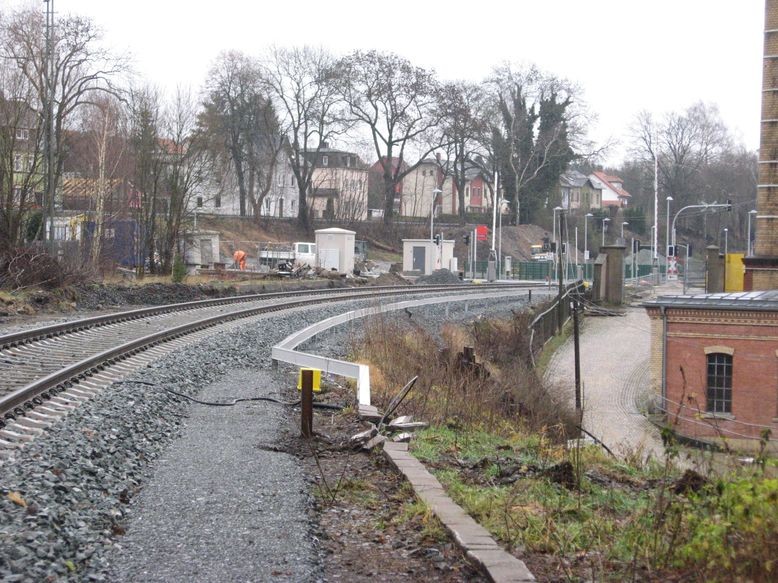 Einfahrt nach Selb Plößberg mit BÜ + ESTW - rechts Porzellanikon