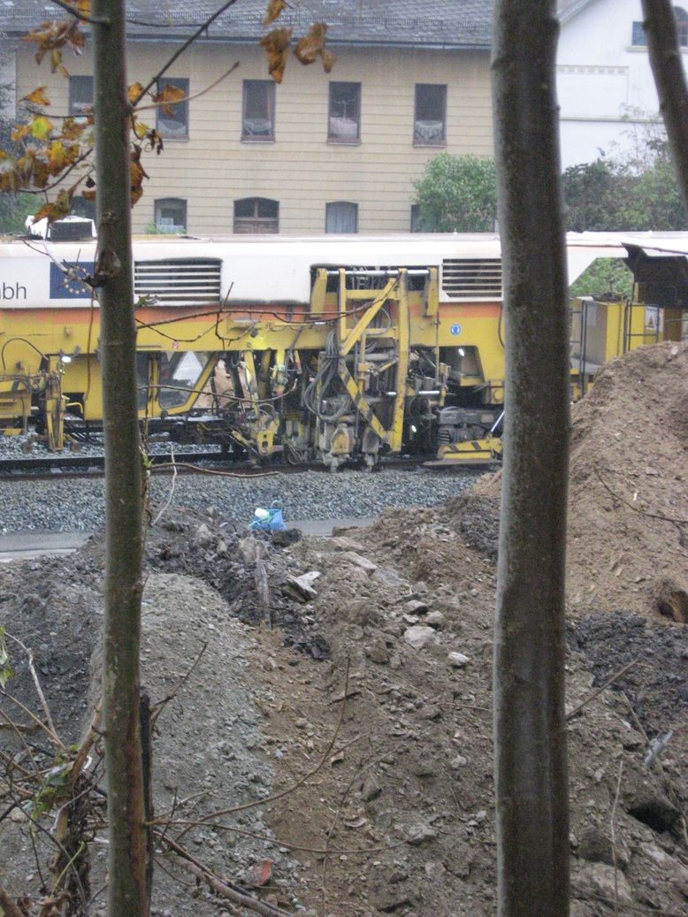 Die Stopfeinheit (insgesamt 3 Stopfvorgänge auf der neuen Gleisanlage vorgesehen)