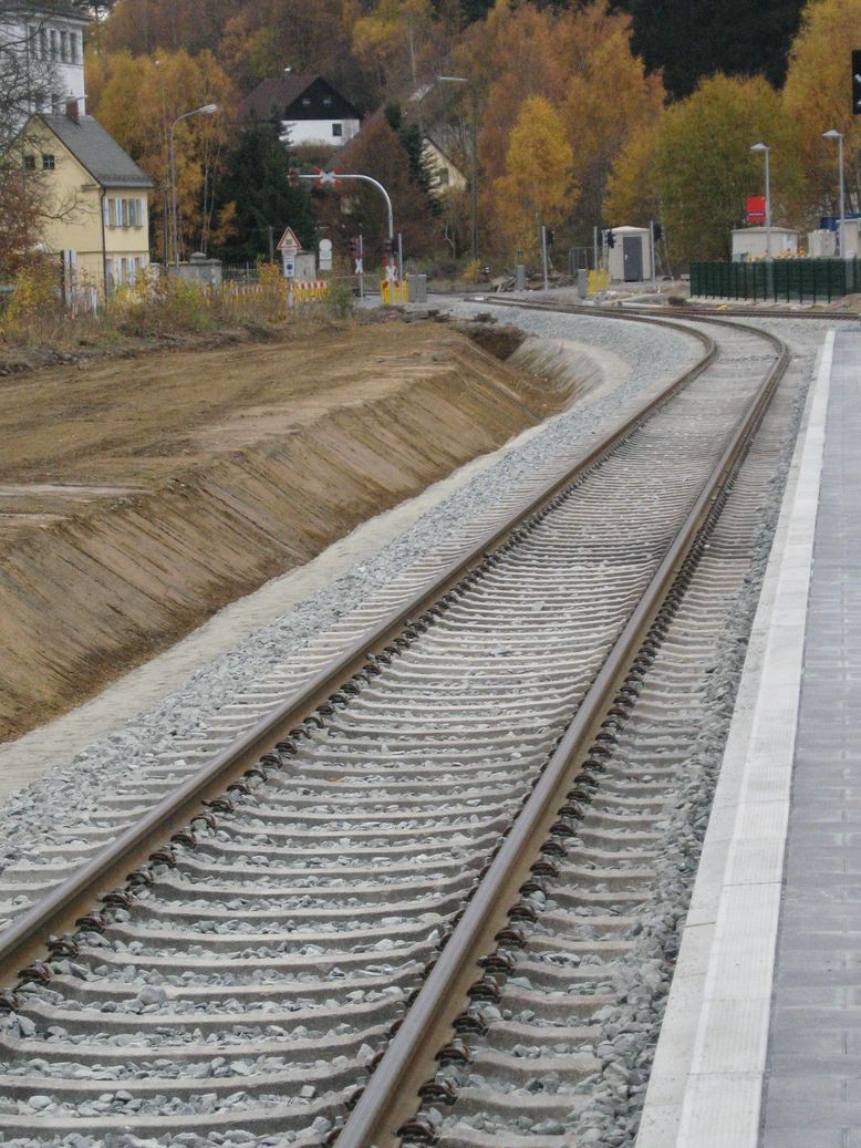 Mulden neben Gleis 1, um unerlaubtes Überqueren der Gleisanlage zu erschweren