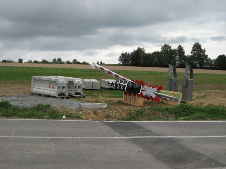 Halbschranken warten auf ihren Einbau