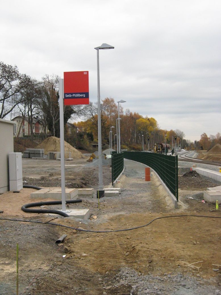 Haltestelle Selb-Plößberg - im Vordergrund Erdungskabel an Gleis und EStW