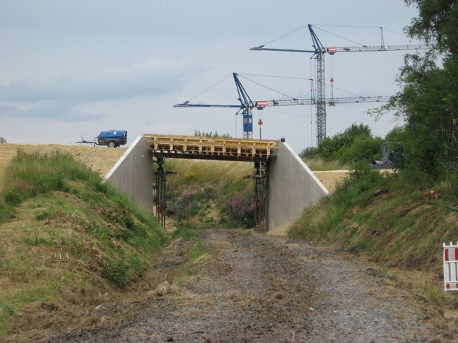 Neue Brücke für den Bockelbergweg, links aufgeschüttet