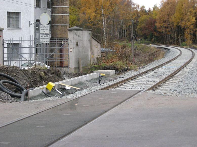 Versorgungskanäle und Kontrollgeräte am Gleis Richtung Hof