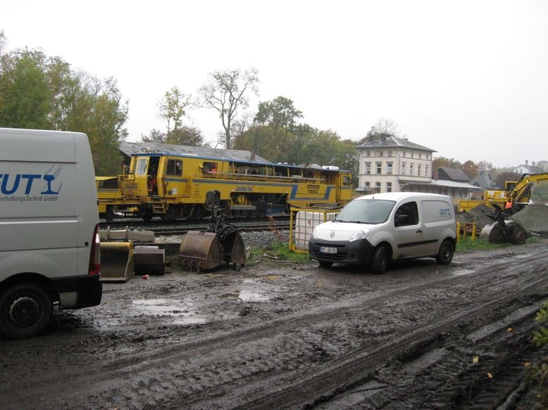 Schlammwüste mit Gleisstopmaschine