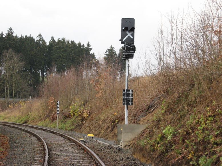 Vorsignal mit Gleismagnet und Rautentafel BÜ2