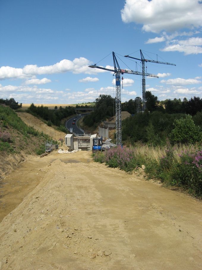 Neue Eisenbahnbrücke über Umgehungsstraße