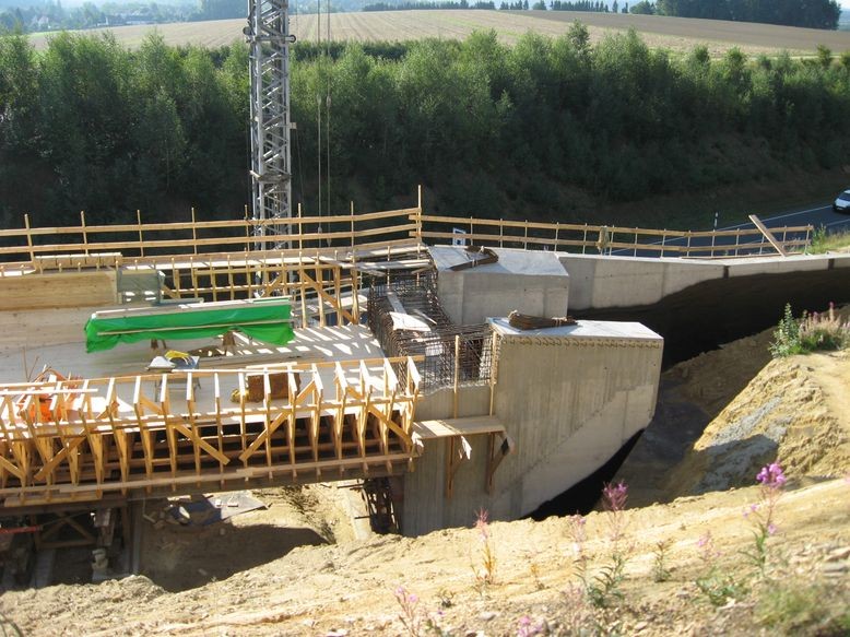 Betonpfeiler der westlichen Vorbrücke