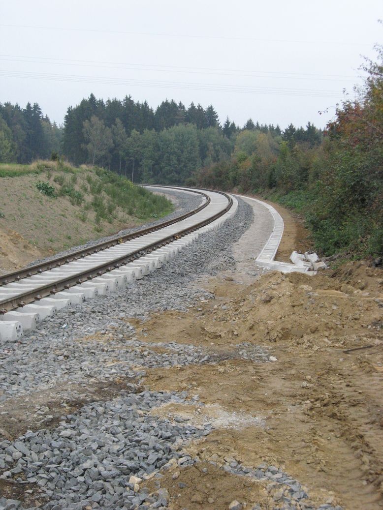 Bahnübergang Erkersreuth - Asch Richtung Asch mit Versorgungskanal rechts