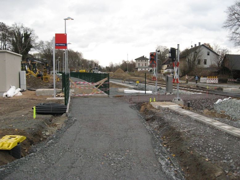 Haltestelle Selb-Plößberg - rechts Fußgängerüberweg zur Bahnhofstraße