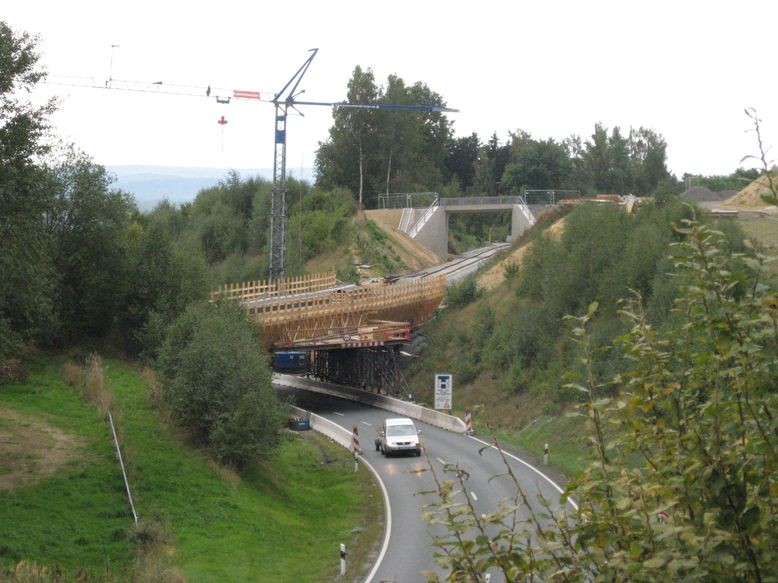 Blick von der Brücke der Verbindungsstraße über Umgehungsstraße zur Bahmbrücke