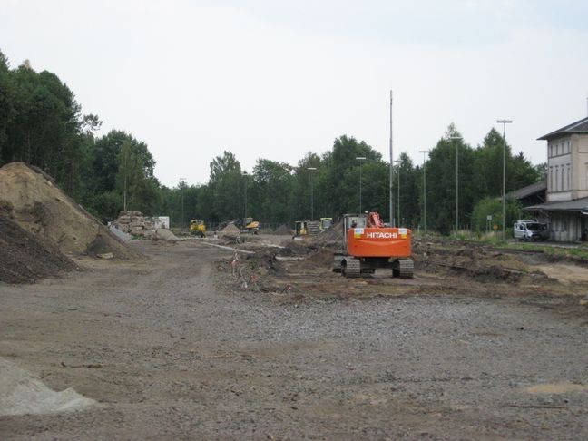 Vor uns die Einfahrt zum Mittelbahnsteig