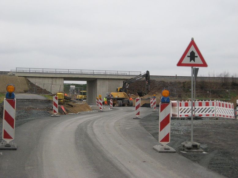 Die neue Bahnbrücke bei Wildenau aus Richtung Süden