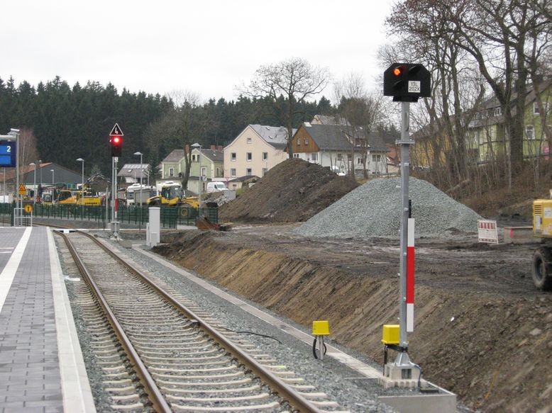 Der große Haufen links wird abgetragen und abgefahren